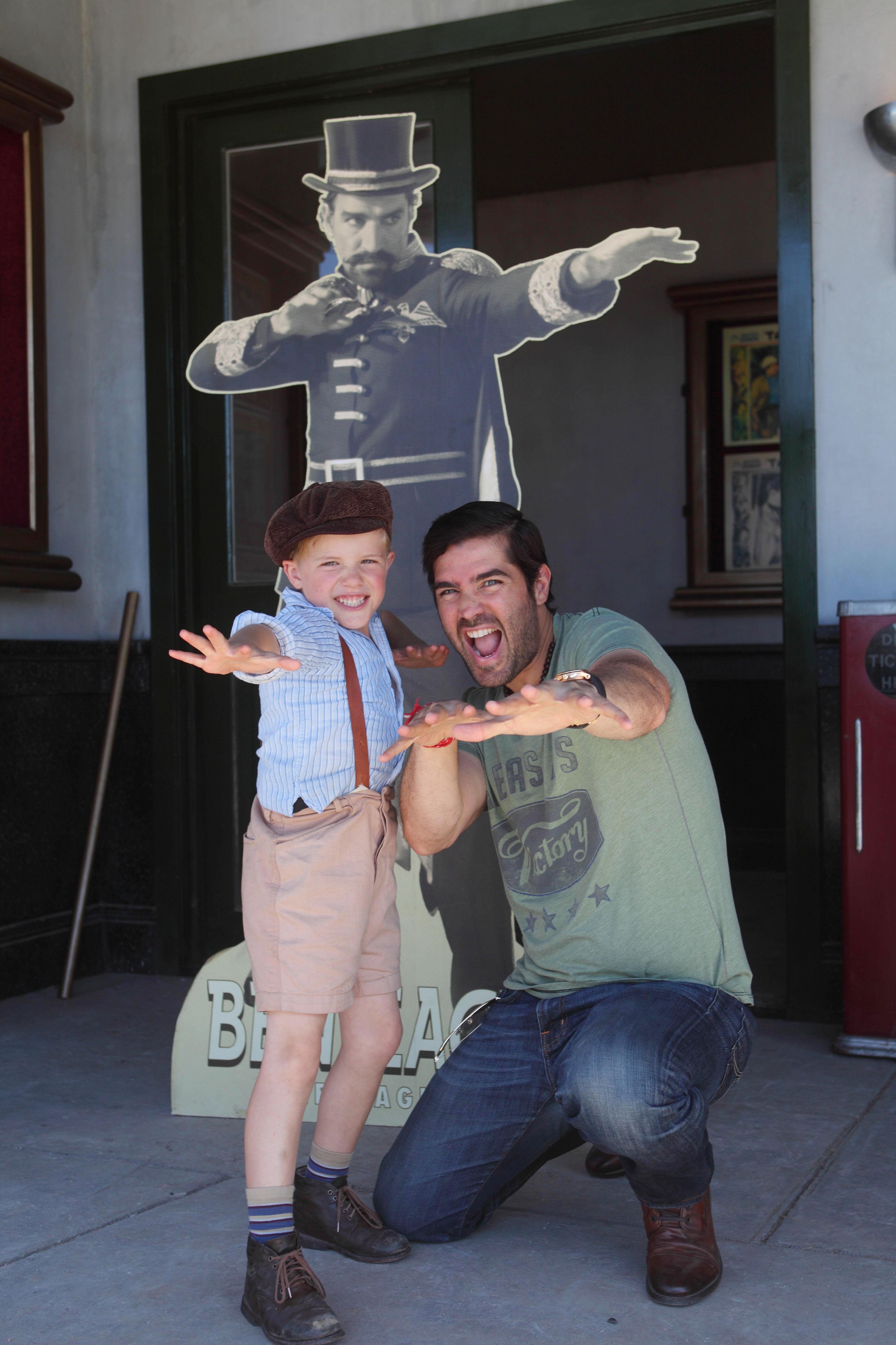 El "gran pequeño" Jakob Salvati, protagonista de la película, junto a Eduardo en la pose que abunda entre sus fans en las redes sociales.