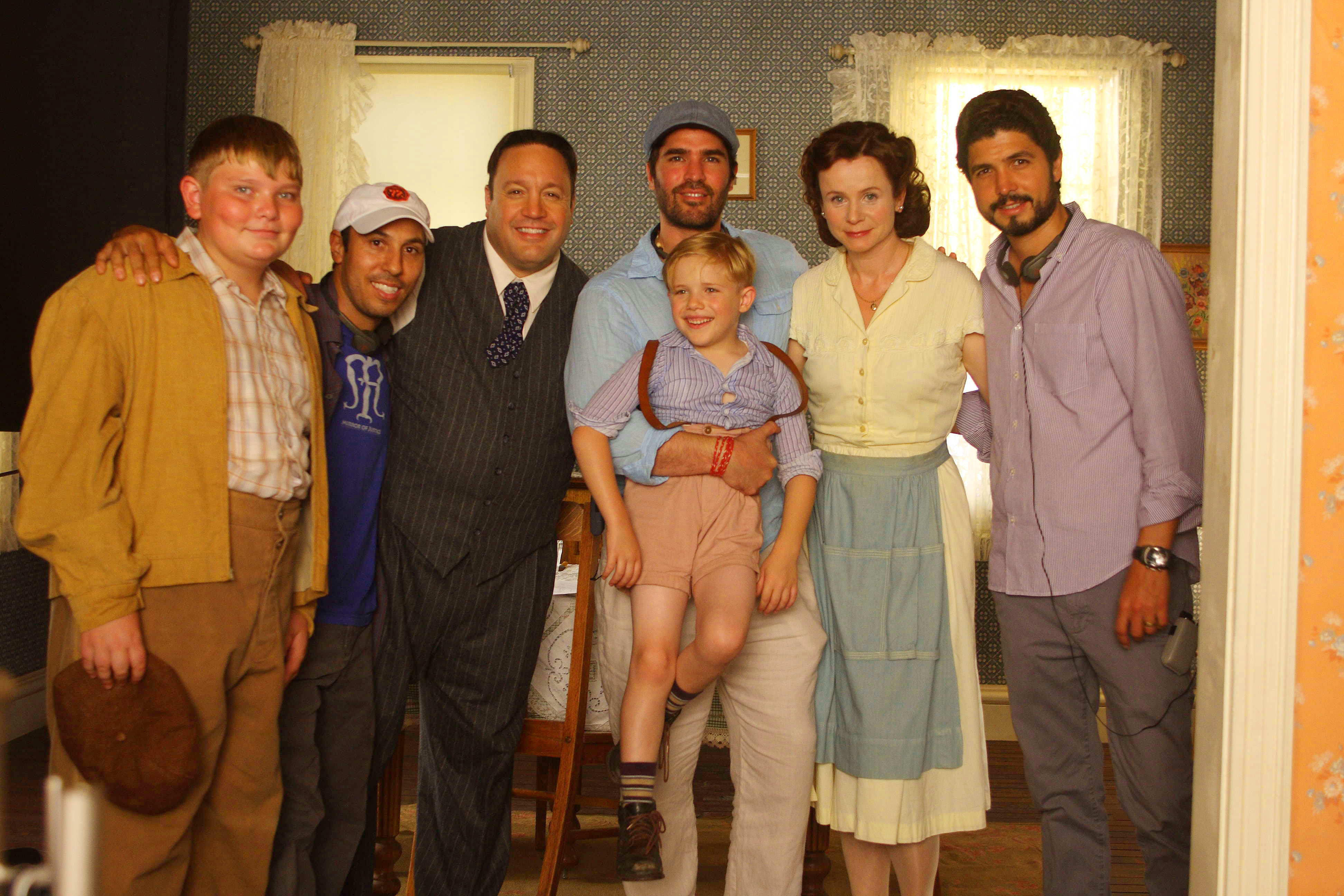 Los protagonistas de Little Boy y sus productores. De izquierda a derecha: Matthew Scott Miller, Leo Severino, Kevin James, Eduardo Verástegui, Jakob Salvati, Emily Watson y Alejandro Gómez Monteverde