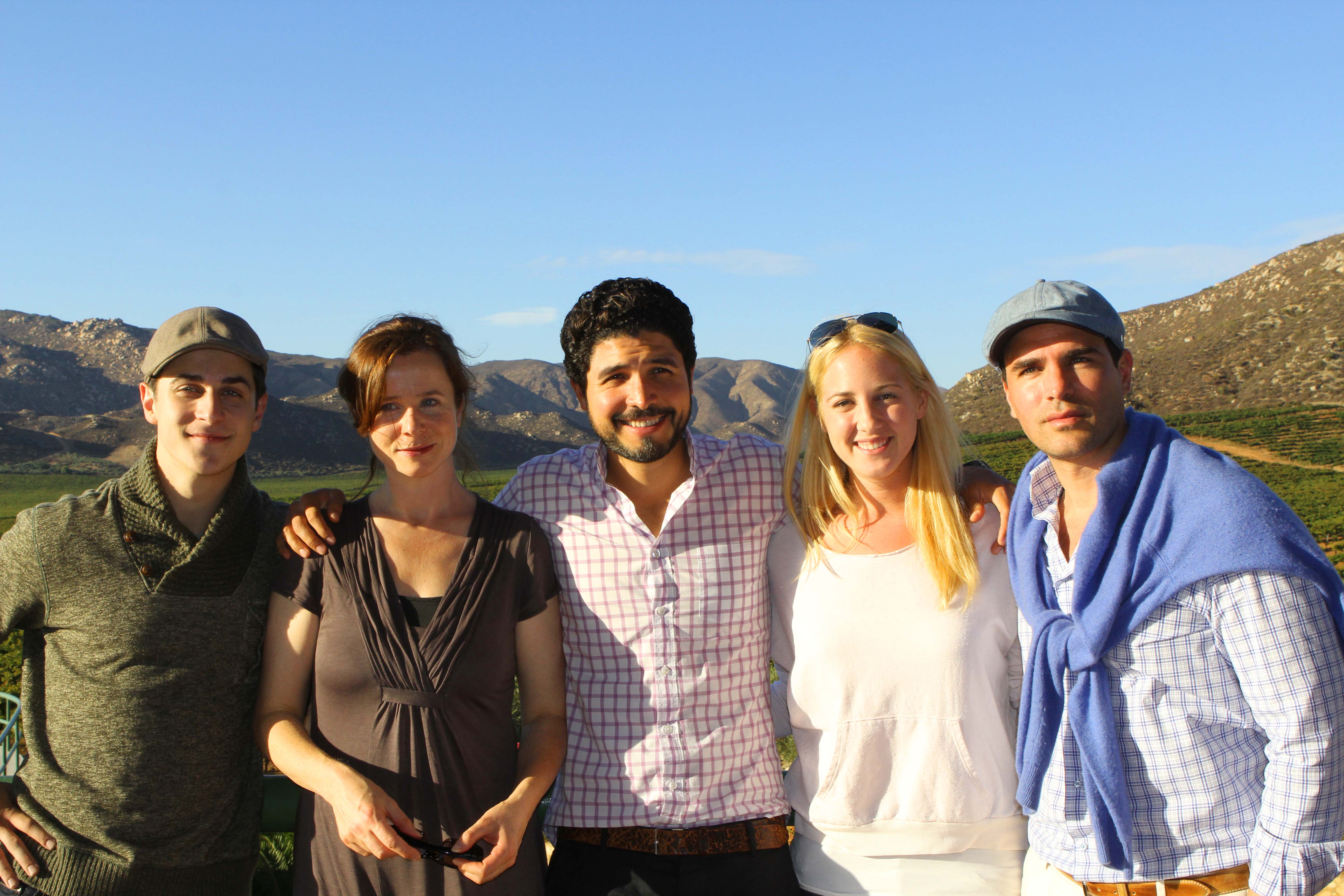 Durante la visita de la Princesa Theodora de Grecia al set, después de grabar su escena. De izquierda a derecha, David Henrie, Emily Watson, Alejandro Gómez Monteverde, Theodora Greece y Eduardo Verástegui.