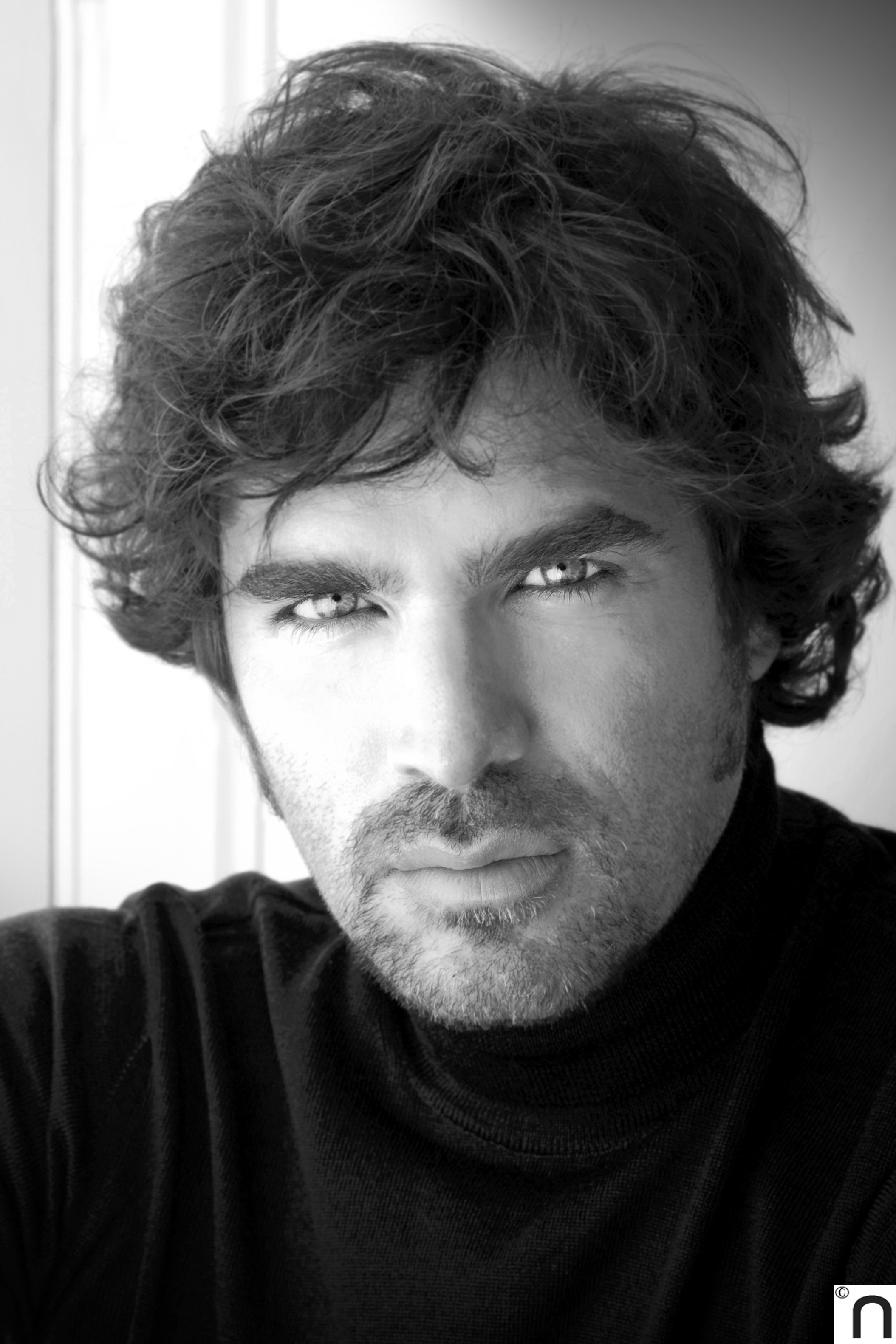 El rostro de Eduardo muestra una madurez diferente: sin duda, las variopintas experiencias que han ido marcando su vida, han forjado también su personalidad de una forma muy peculiar. Inteligente y carismático, consigue siempre con sus declaraciones no dejar a nadie indiferente.